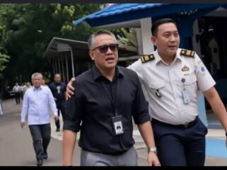 Petugas KP Cibinong mengawal ketat tim Ombudsman yang tengah melakukan sidak, di Cibinong, Bogor. Foto: ist