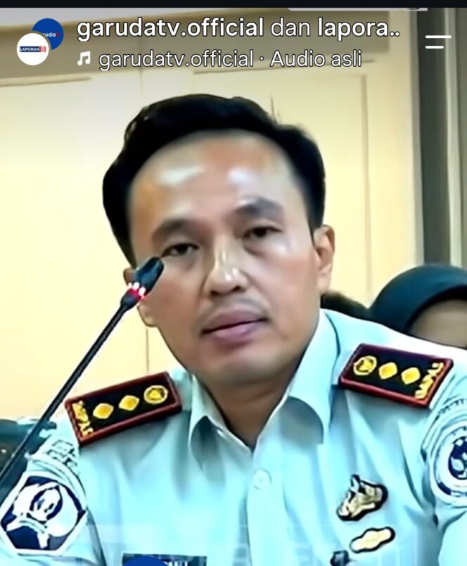 
					Kepala Lapas Cibinong nonaktif Wisnu Hani masih menggunakan seragam dan tanda kepangkatan, saat diundang RDP temuan Ombudsman di Komisi XIII DPR RI, Senin 28 September 2026. Foto: instagram@garudatv.official