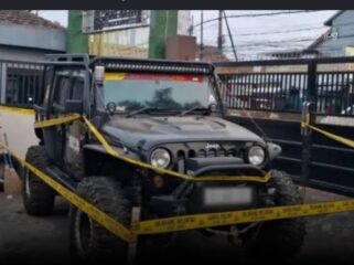 Ditemukan jasad pria berada di kursi setir mobil Jeep di area parkir. RS Muhammadiyah, Dau, Malang. Foto: ist
