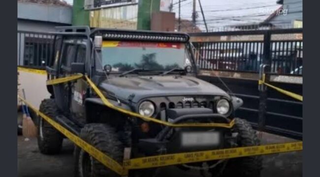 Ditemukan jasad pria berada di kursi setir mobil Jeep di area parkir. RS Muhammadiyah, Dau, Malang. Foto: ist