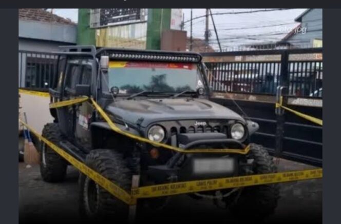 
					Ditemukan jasad pria berada di kursi setir mobil Jeep di area parkir. RS Muhammadiyah, Dau, Malang. Foto: ist
