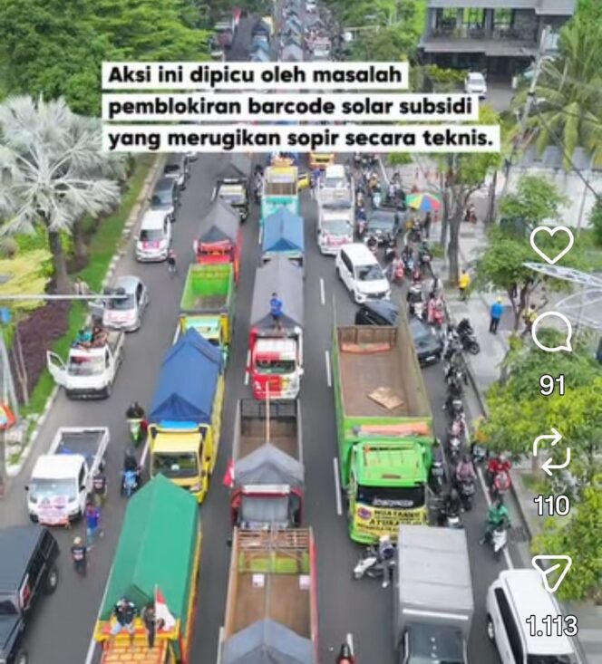 
					Bertepatan tanggal Rabu, 30 September 2026, ratusan sopir dan truk berunjuk rasa protes agar dihapus sistem antrean solar gunakan barcode. Foto: ist