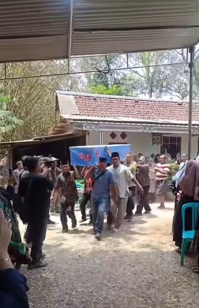 
					Jaaad korban kecelakaan tenggelamnya KM Virgo Transpor 8 di Perairan Kalimantan Selatan, dimakamkan di Diwek, Jombang, Selasa 29 September 2026. Foto: ist