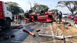 Tragis kecelakaan tunggal menimpa mobil Damkar Pemkab Pangkep, Sulsel, saat betangkat untuk memadamkan kebakaran hutan, Selasa 29 September 2026. Foto: ist