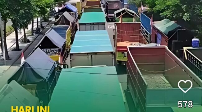 Ratusan sopir yang tergabung dalam GSJT ancam menginao di kantor gubernur dan Pertamina Surabaya bila tidak ada solusi pengahapusan barcode antrean solar. Foto: ist