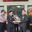 Kapolres Jombang, AKBP Yanto Mulyanto bersama jajaran berikan kejutan saat HUT TNI ke-81