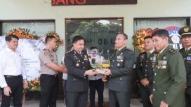 Kapolres Jombang, AKBP Yanto Mulyanto bersama jajaran berikan kejutan saat HUT TNI ke-81