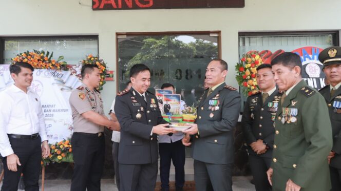 
					Kapolres Jombang, AKBP Yanto Mulyanto bersama jajaran berikan kejutan saat HUT TNI ke-81