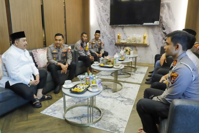 
					Kapolres Jombang, AKBP Yanto Mulyanto saat bersilahturahmi dengan Bupati H Waraubi