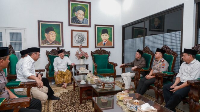 
					Kapolres Jombang, AKBP Yanto Mulyanto saat ditemui para pengasuh Ponpes Tebuireng