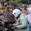 Kapolres Jombang, AKBP Yanto Mulyanto saat beri imbauan terhadap pengendara motor tak kenakan helm