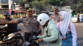Kapolres Jombang, AKBP Yanto Mulyanto saat beri imbauan terhadap pengendara motor tak kenakan helm