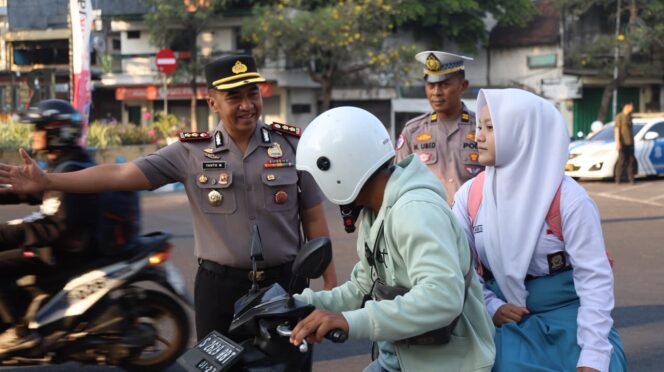 
					Kapolres Jombang, AKBP Yanto Mulyanto saat beri imbauan terhadap pengendara motor tak kenakan helm