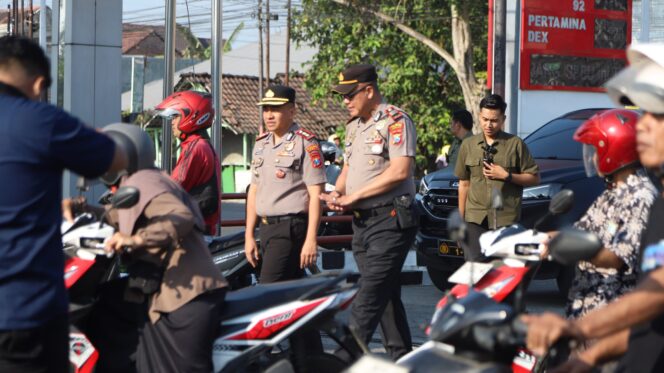 
					Kapolres Jombang Pantau Langsung Ketersediaan BBM di SPBU