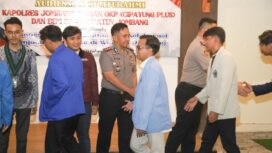 Kapolres Jombang, AKBP Yanto Mulyanto saat berdialog dengan para mahasiswa dan aktivis