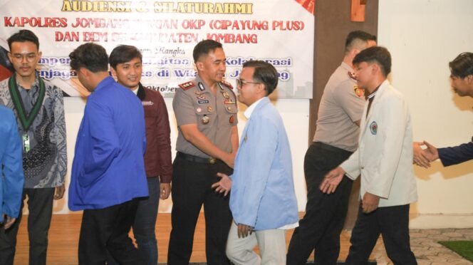 
					Kapolres Jombang, AKBP Yanto Mulyanto saat berdialog dengan para mahasiswa dan aktivis