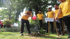 Polres Jombang saat tanam Pohon Mangga, Alpukat dan Jambu di Taman Kebonrojo