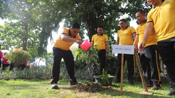 
					Polres Jombang saat tanam Pohon Mangga, Alpukat dan Jambu di Taman Kebonrojo