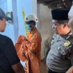 petugas saat proses identifikasi korban