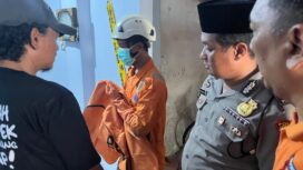 petugas saat proses identifikasi korban