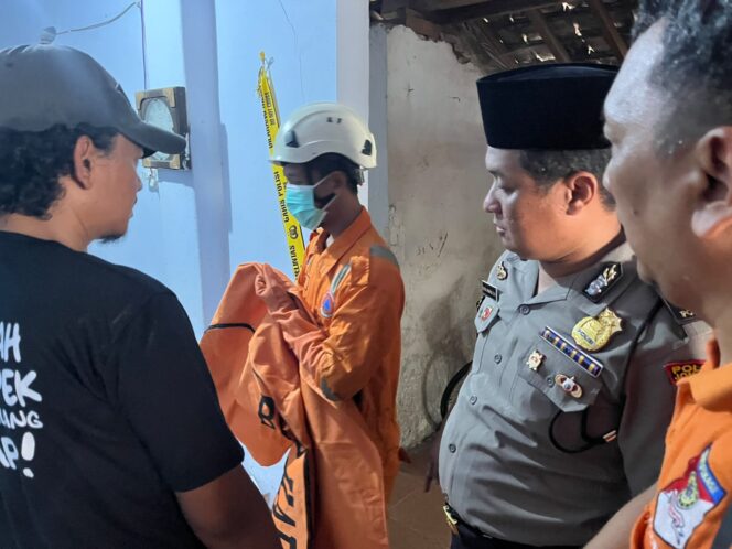 
					petugas saat proses identifikasi korban