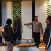 Petugas saat proses identifikasi korban