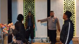 Petugas saat proses identifikasi korban