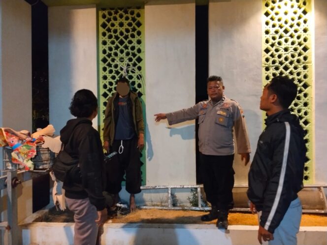 
					Petugas saat proses identifikasi korban
