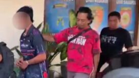 tersangka (depan) saat digelandang petugas
