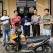 petugas tunjukkan tersangka (tengah) beserta barang bukti yang diamankan