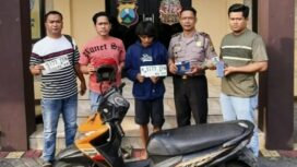 petugas tunjukkan tersangka (tengah) beserta barang bukti yang diamankan