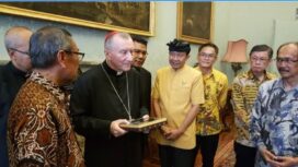 ekretaris Negara Vatikan Kardinal Pietro Parolin (berjubah hitam) berbincang dengan perwakilan agama-agama di Plazzo Apostolico, Vatikan, Roma, Senin, 21 April 2025. (Foto: Dokumentasi/Parisadha Hindu Dharma)