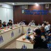 Airnur Rofiq, pejabat Dishub Jatim temui koordinator GSJT Supriyono dan rekan rekannya bahas tuntutan di kantor Dishub Jatim, Rabu 30 September 20w6. Foto: ist