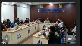 Airnur Rofiq, pejabat Dishub Jatim temui koordinator GSJT Supriyono dan rekan rekannya bahas tuntutan di kantor Dishub Jatim, Rabu 30 September 20w6. Foto: ist