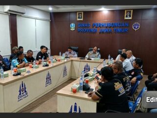 Airnur Rofiq, pejabat Dishub Jatim temui koordinator GSJT Supriyono dan rekan rekannya bahas tuntutan di kantor Dishub Jatim, Rabu 30 September 20w6. Foto: ist