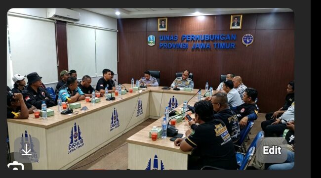 Airnur Rofiq, pejabat Dishub Jatim temui koordinator GSJT Supriyono dan rekan rekannya bahas tuntutan di kantor Dishub Jatim, Rabu 30 September 20w6. Foto: ist