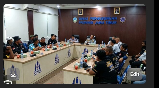 
					Airnur Rofiq, pejabat Dishub Jatim temui koordinator GSJT Supriyono dan rekan rekannya bahas tuntutan di kantor Dishub Jatim, Rabu 30 September 20w6. Foto: ist