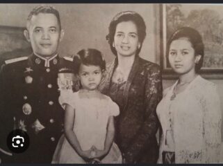 Jenderah AH Nasution  bersama Ny Johanna Sunarti mengapit Ade Irma Suryani. Foto: ist