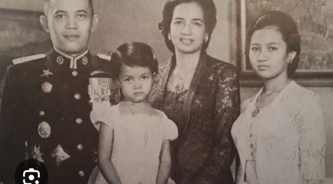 Jenderah AH Nasution  bersama Ny Johanna Sunarti mengapit Ade Irma Suryani. Foto: ist