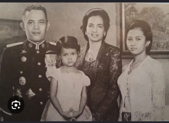 
					Jenderah AH Nasution  bersama Ny Johanna Sunarti mengapit Ade Irma Suryani. Foto: ist