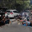 Ratusan truk dan towing parkir di jalur dua arah jl. Jagir Wonokromo, blokade sudah dibuka, sejak Kamis sore, 1 Oktober 2026. Foto: ist