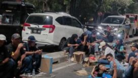 Ratusan truk dan towing parkir di jalur dua arah jl. Jagir Wonokromo, blokade sudah dibuka, sejak Kamis sore, 1 Oktober 2026. Foto: ist