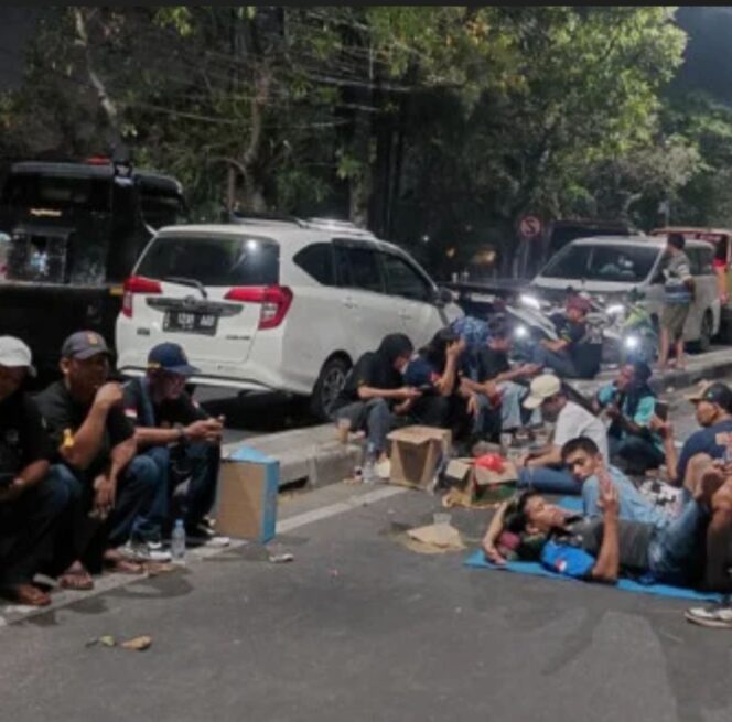 
					Ratusan truk dan towing parkir di jalur dua arah jl. Jagir Wonokromo, blokade sudah dibuka, sejak Kamis sore, 1 Oktober 2026. Foto: ist