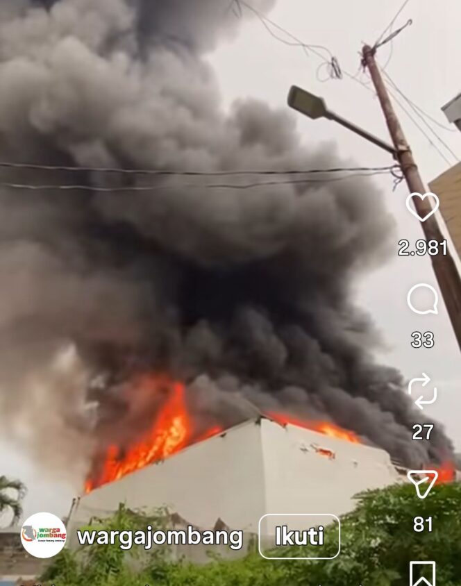 
					Jumat, 2 Oktober 2026, sebuah bangunan di lingkungan Ponpes Al Hikmah di Diwek, Jombang terbakar. Foto: instagram@wargajombang