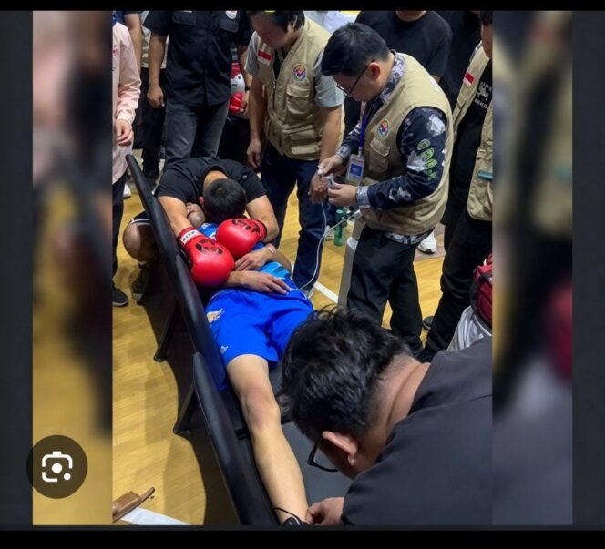 
					GOR Kota Jambi, dalam ajang bertajuk Kapolda Fighter Match 2026, komedian Dede Sunandar pingsan kena KO Vicky Priyo Suwarno Sabtu 3 Oktober 2026. Foto: ist