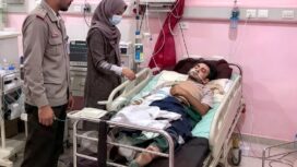 Polisi dan tenaga kesehatan mengantar Samin, 50, warga Peterongan, Jombang, akibat mobil.pikup miliknya terbakar, Selasa siang pukul 11.00 wib. Foyo: ist