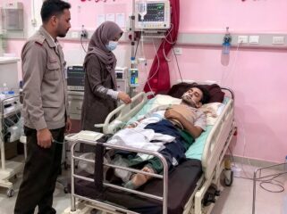 Polisi dan tenaga kesehatan mengantar Samin, 50, warga Peterongan, Jombang, akibat mobil.pikup miliknya terbakar, Selasa siang pukul 11.00 wib. Foyo: ist