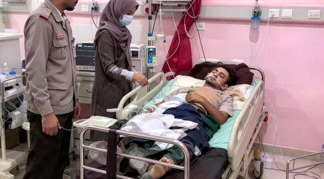 Polisi dan tenaga kesehatan mengantar Samin, 50, warga Peterongan, Jombang, akibat mobil.pikup miliknya terbakar, Selasa siang pukul 11.00 wib. Foyo: ist
