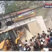 Ratusan orang diduga warga Palengaan, Pamekasan, menggunakan alat berat merobohkan bangunan yang direncanakan sebagai gerai Indomart, Pamelkasan, Rabu pagi. 7 Oktober 2026. Foto: madura.net