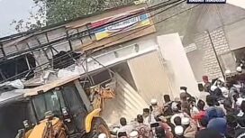 Ratusan orang diduga warga Palengaan, Pamekasan, menggunakan alat berat merobohkan bangunan yang direncanakan sebagai gerai Indomart, Pamelkasan, Rabu pagi. 7 Oktober 2026. Foto: madura.net